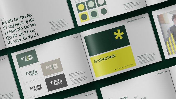VISUELL Kommunikationsdesign: Corporate Design für STRIPEMIND VISUELL Kommunikationsdesign: Corporate Design STRIPEMIND: Gestaltungsrichtlinien aufgeschlagen; Seiten zeigen Farbdefinitionen, Schriftarten und Anwendungen des Logos STRIPEMIND im Corporate Design.